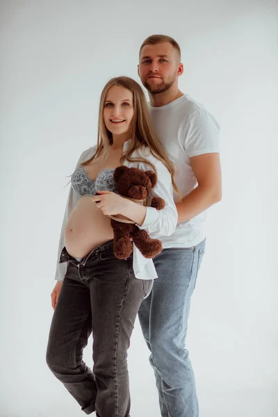 Ευτυχισμένο Παντρεμένο Ζευγάρι Λευκό Φόντο Στο Στούντιο Μια Έγκυος Κοπέλα — Φωτογραφία Αρχείου