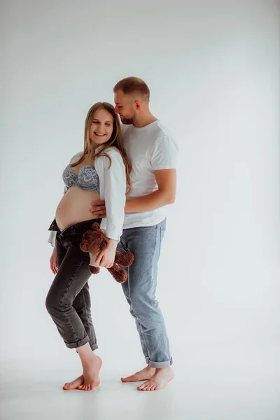 Feliz Casal Fundo Branco Estúdio Uma Menina Grávida Seu Marido — Fotografia de Stock