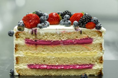 Ortadaki parlak katmanlı pasta, yan görünüm