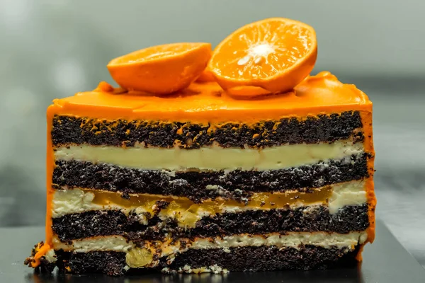 Ortadaki parlak katmanlı pasta, yan görünüm