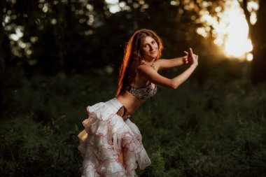 Kız ulusal Hindu kıyafetleri giymiş, kırmızı renkli.