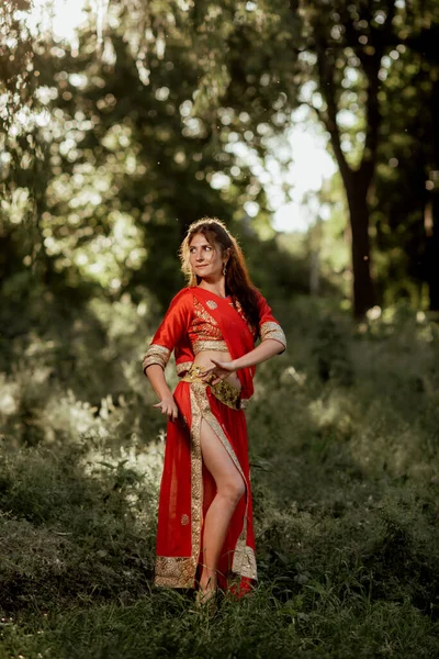 Chica Está Vestida Con Ropa Nacional Hindú Color Rojo —  Fotos de Stock