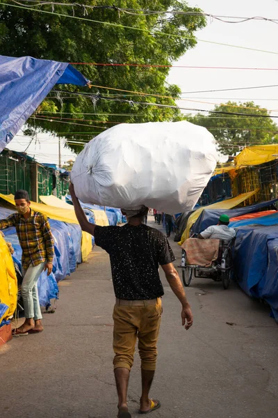 Mannelijke Werkende Arbeid Lopen Straat Van Delhi Dragen Een Zware — Stockfoto