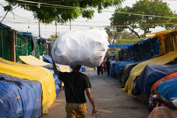 Mannelijke Werkende Arbeid Lopen Straat Van Delhi Dragen Een Zware — Stockfoto