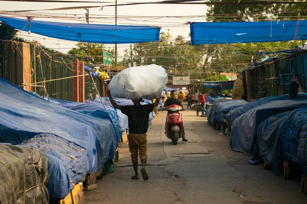 Mannelijke Werkende Arbeid Lopen Straat Van Delhi Dragen Een Zware — Stockfoto