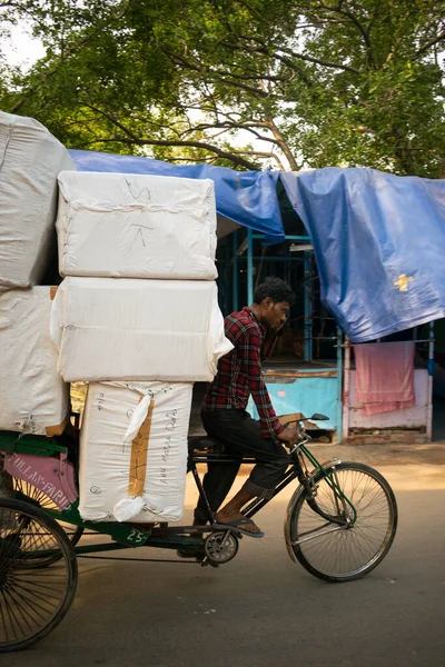 Een Werkende Arbeider Met Witte Bagage Rug Van Zijn Riksja — Stockfoto