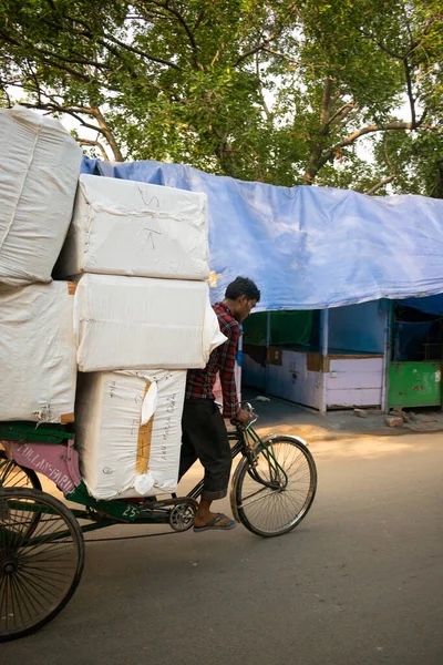 Een Werkende Arbeider Met Witte Bagage Rug Van Zijn Riksja — Stockfoto