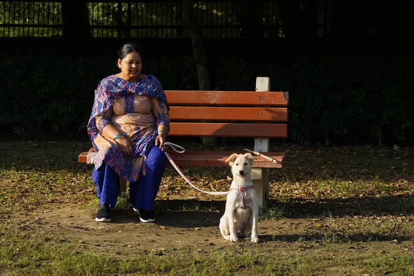 Propriétaire Assis Avec Son Chien Chiot Golden Retriever Dans Parc — Photo