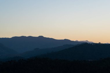 Hindistan 'da gün batımında dağların güzel manzarası