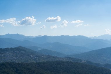 Güneşli bir günde Kesar Devi 'den güzel bir Almora şehri manzarası.