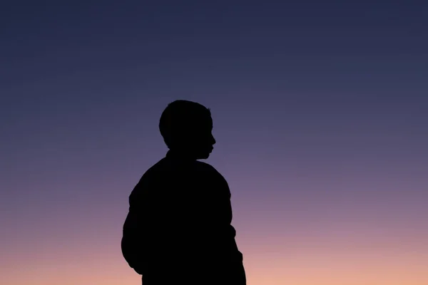 Красочный Силуэт Маленького Мальчика Закате Горах — стоковое фото