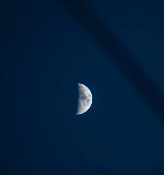 Risplendente Mezzaluna Luminosa Nel Cielo Durante Ora Blu — Foto Stock