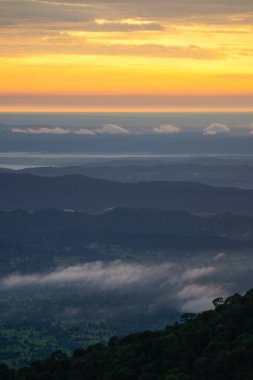 Günbatımında Himachal 'daki tepelerin güzel manzarası