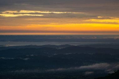 Günbatımında Himachal 'daki tepelerin güzel manzarası
