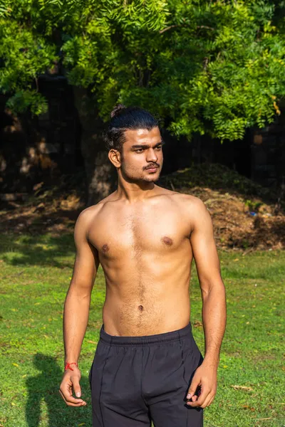 Young Muscular Athlete Posing Outdoors Bright Sunny Day — Stock Photo, Image