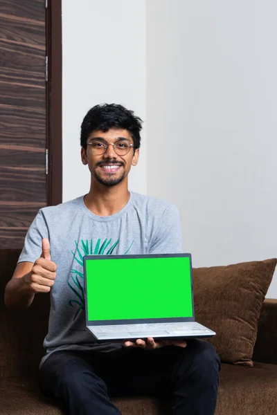 Ung Indian Pojke Som Håller Bärbar Dator Med Grön Skärm — Stockfoto