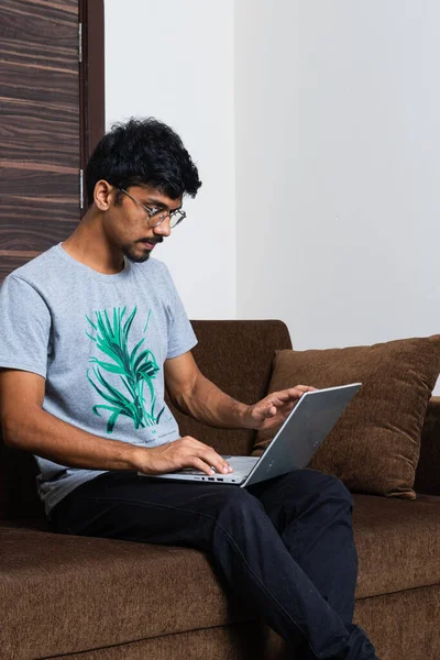 Ung Indianpojke Som Jobbar Sin Laptop Koncentration Och Arbete Från — Stockfoto