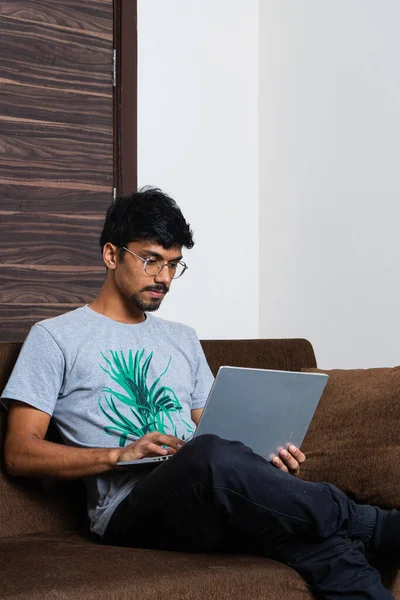 Ung Indianpojke Som Jobbar Sin Laptop Koncentration Och Arbete Från — Stockfoto