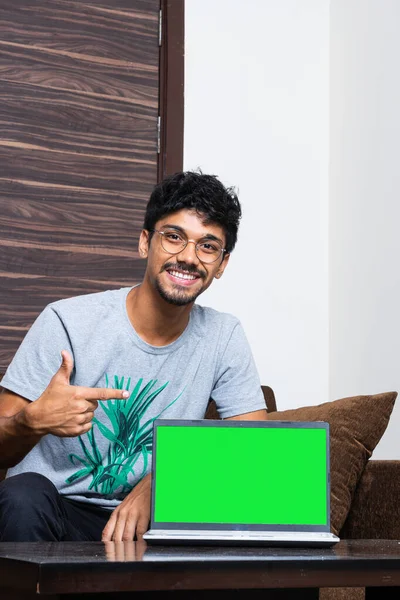 Ung Indian Pojke Bakom Bärbar Dator Med Grön Skärm Handen — Stockfoto