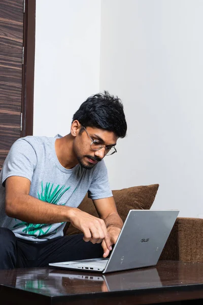 Pojken Använder Sin Laptop För Maskinskrivning Uttråkad Och Inte Intresserad — Stockfoto