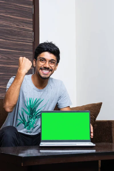 Ung Indian Pojke Bakom Bärbar Dator Med Grön Skärm Och — Stockfoto