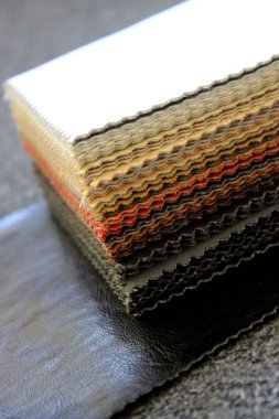 Samles organik kumaşlar: keten, pamuk, saten. Doğal doku arka planı. Kumaş örnekleri. Farklı renkler ve dokular, doğal ve sentetik.