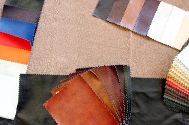 Samles organik kumaşlar: keten, pamuk, saten. Doğal doku arka planı. Kumaş örnekleri. Farklı renkler ve dokular, doğal ve sentetik.