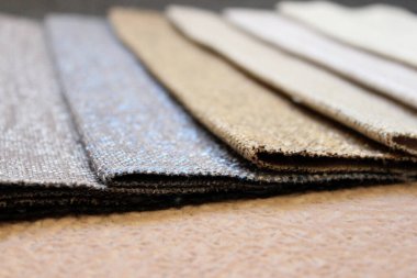 Samles organik kumaşlar: keten, pamuk, saten. Doğal doku arka planı. Kumaş örnekleri. Farklı renkler ve dokular, doğal ve sentetik.