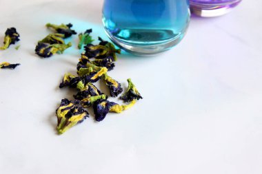 Sağlıklı içecekler, organik mavi kelebek bezelye çiçeği çayı limes ve limon, gri beton arka plan kopya alanı üstten görünüm