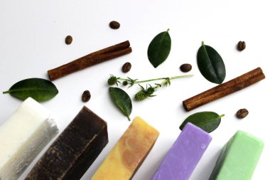 beyaz yüzey üzerinde çeşitli el işi sabunu satırdaki farklı malzemelerle Üstten Görünüm.