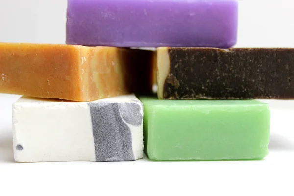 Felülnézet, különböző kézműves szappan sor különböző összetevői, fehér felületre. — Stock Fotó