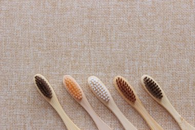 Beyaz arka planda çevre dostu bambu diş fırçaları. Düz konum, üst görünüm, kopyalama alanı