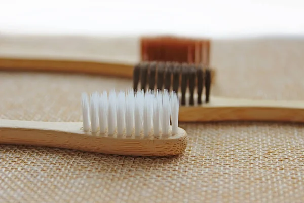 Miljövänlig bambu tandborstar på vit bakgrund. Platt låg, ovanifrån, kopiera utrymme — Stockfoto