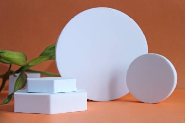 Ürün için pastel zemin üzerinde boş silindir şekilli soyut podyum. Asgari konsept.