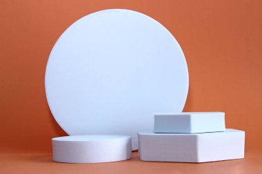 Soyut minimum doğa sahnesi - bej arka planda üç beyaz dikdörtgen podyumu ve ağaç yapraklarının gölgeleriyle boş sahne. Kozmetik ürün ve ambalaj modelleme sunumu için kaldırım taşı