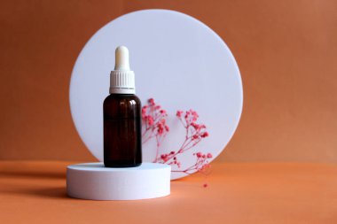 Doğal asgari güzellik kaidesi. Bej arka planda boş kozmetik podyumları gölge ve ürün için yapraklar.