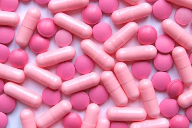 Renk arka plan üzerinde farklı haplar, düz yatıyordu