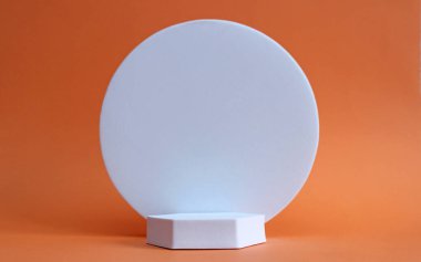Geometrik formda soyut bir sahne. Beyaz arka planda, çiçekli silindir podyum. Soyut arkaplan. Kozmetik kapsülleri göstermek için sahne. Vitrin, vitrin. 3d hazırlayıcı.