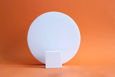 Geometrik formda soyut bir sahne. Beyaz arka planda, çiçekli silindir podyum. Soyut arkaplan. Kozmetik kapsülleri göstermek için sahne. Vitrin, vitrin. 3d hazırlayıcı.