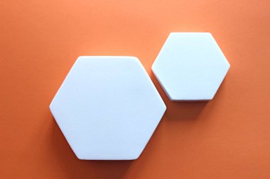 Geometrik formda soyut bir sahne. Beyaz arka planda, çiçekli silindir podyum. Soyut arkaplan. Kozmetik kapsülleri göstermek için sahne. Vitrin, vitrin. 3d hazırlayıcı.