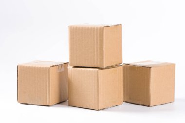 Beyaz arkaplanda çeşitli karton kutuların koleksiyonu.