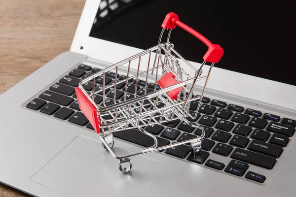 Online Alışveriş Konsepti Dizüstü Bilgisayarda Alışveriş Sepeti Stok Fotoğraf