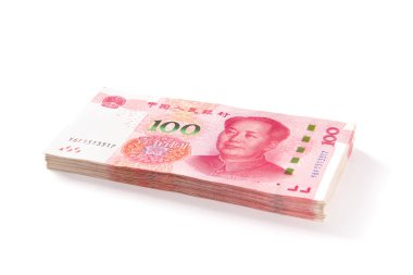 Beyaz arkaplanda 100 Renminbi (RMB, CNY) para yığını,