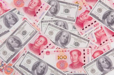 Amerikan doları ve Çin Yuan banknotu. USD RMB 'ye karşı.