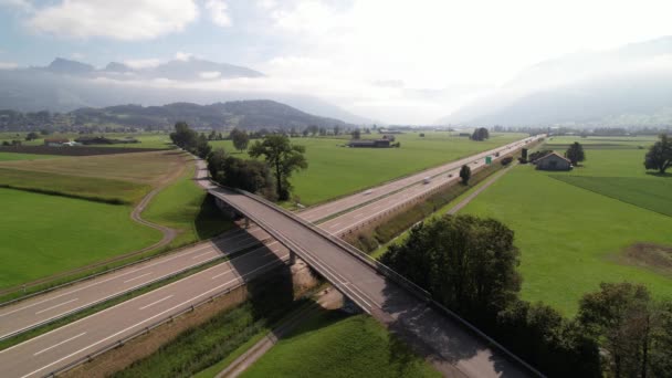 Most Timelapse nad autostradą z szybką jazdą samochodami w pięknej Szwajcarii — Wideo stockowe