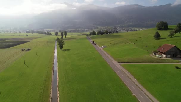 Po auto sloupec jízdy na odlehlé ulici v krásném Švýcarsku — Stock video
