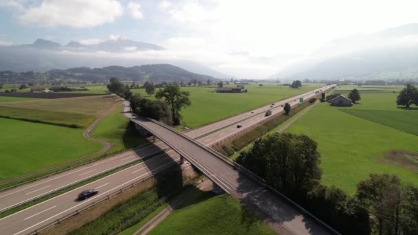 스위스의 시골에서 기분 이 좋은 아침 의고 속도로 와 다리의 교통 — 비디오