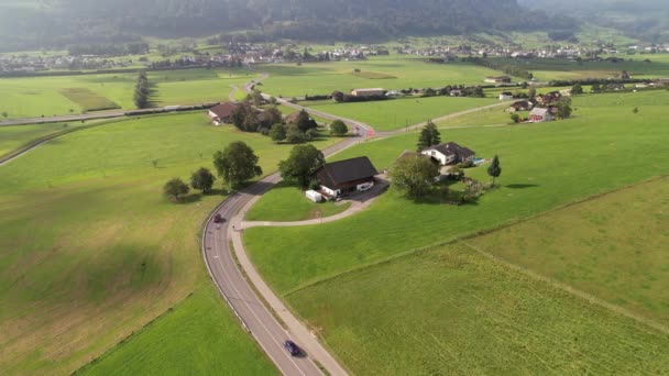 Statische opname van auto 's rijden in prachtig landelijk deel in Zwitserland vallei. — Stockvideo