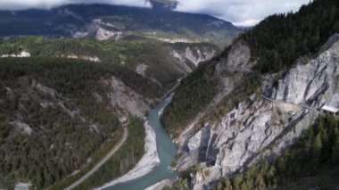 Güzel Ren Vadisi 'nde daire tavası Graubunden, İsviçre' den akıyor.