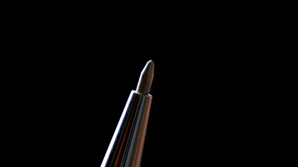 Мбаппе крупным планом жмет шариковую ручку и входит и выходит — стоковое видео